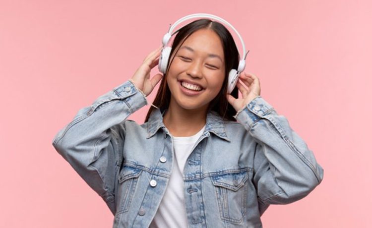 What Makes Over Ear Headphones Suitable for Music Calls and Media